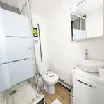 Homestay Centre: Private Comforts, Shared Kitchen & Hall Proximity *