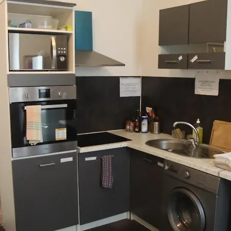 Centre: Private Comforts, Shared Kitchen & Hall Proximity Poitiers