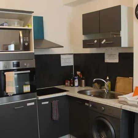 Centre - Salle De Bain, Refrigerateur, Tv Et Machine A Cafe Privatifs - Cuisine Commune - Terrasse - De A 200m 民宿 *