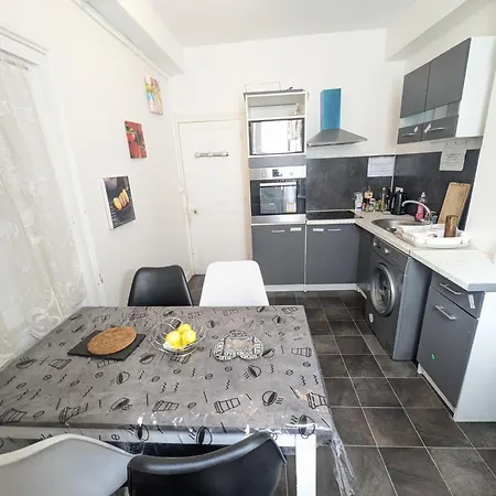 Centre: Private Comforts, Shared Kitchen & Hall Proximity Poitiers