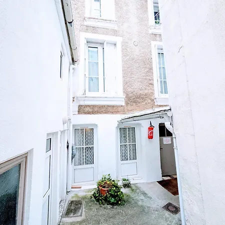 Centre: Private Comforts, Shared Kitchen & Hall Proximity Homestay