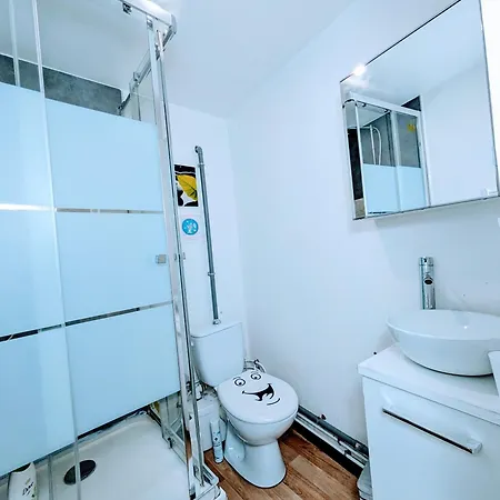 Centre: Private Comforts, Shared Kitchen & Hall Proximity