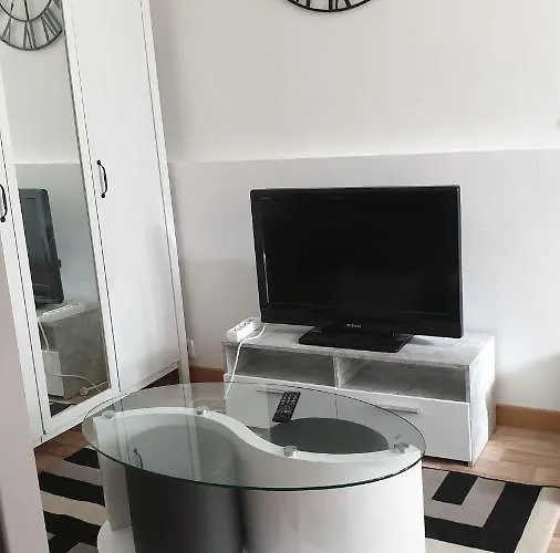 Homestay Centre: Private Comforts, Shared Kitchen & Hall Proximity Poitiers