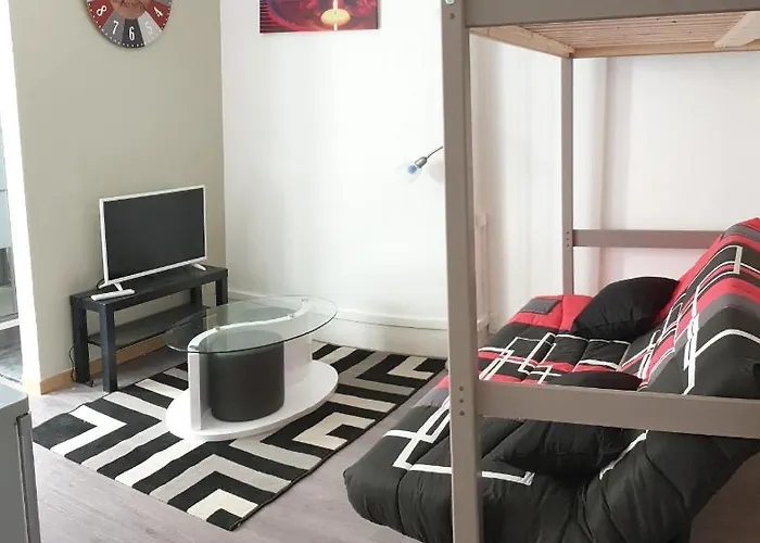 Centre: Private Comforts, Shared Kitchen & Hall Proximity Homestay Poitiers