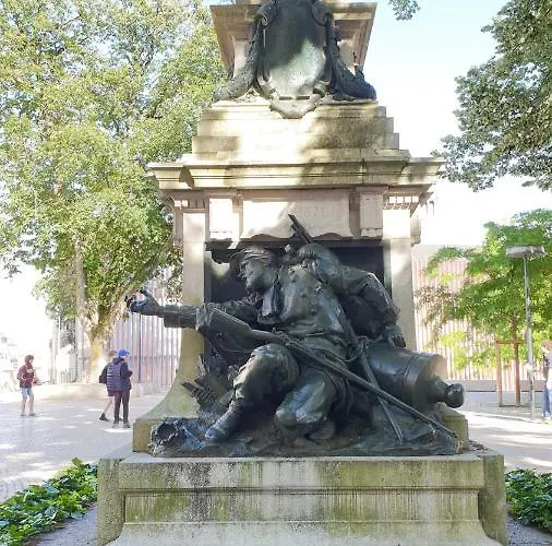 Homestay Centre: Private Comforts, Shared Kitchen & Hall Proximity