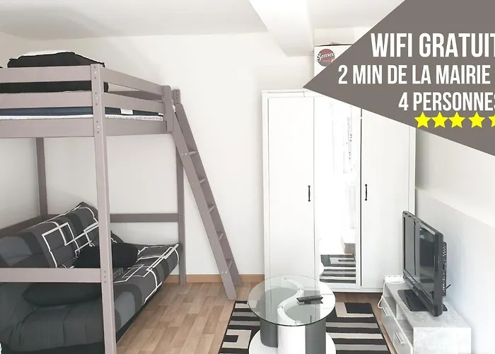 Homestay Centre: Private Comforts, Shared Kitchen & Hall Proximity *