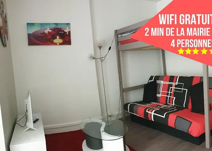 Homestay Centre: Private Comforts, Shared Kitchen & Hall Proximity