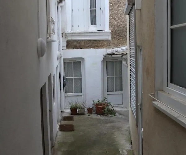 Centre: Private Comforts, Shared Kitchen & Hall Proximity Homestay