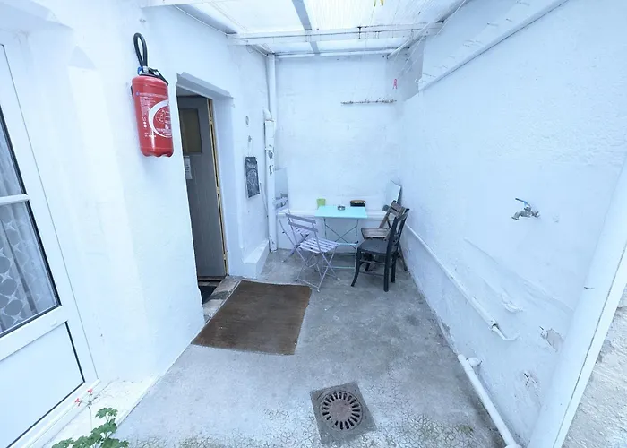 Centre: Private Comforts, Shared Kitchen & Hall Proximity