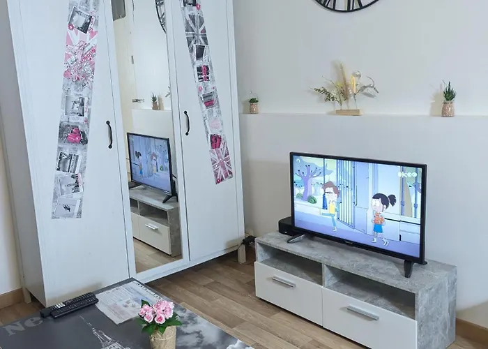 Centre: Private Comforts, Shared Kitchen & Hall Proximity Homestay *