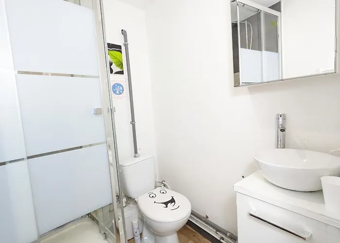 Homestay Centre: Private Comforts, Shared Kitchen & Hall Proximity *