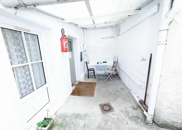 Homestay Centre: Private Comforts, Shared Kitchen & Hall Proximity Poitiers