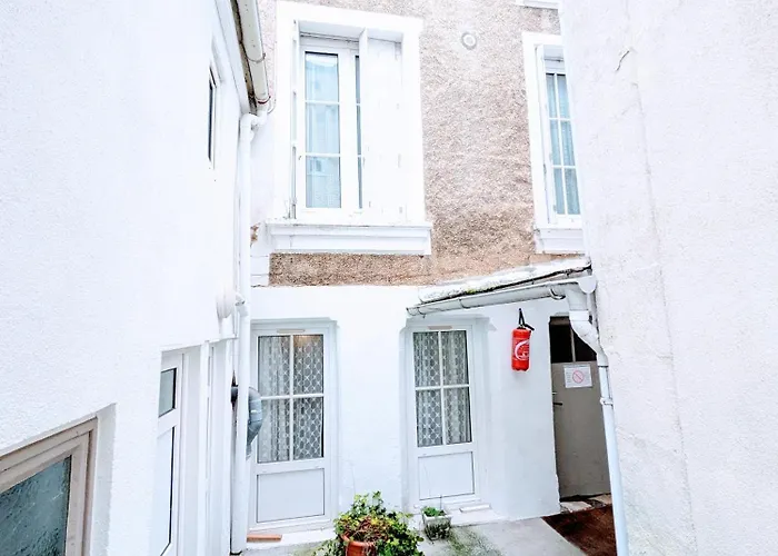 Centre: Private Comforts, Shared Kitchen & Hall Proximity Homestay