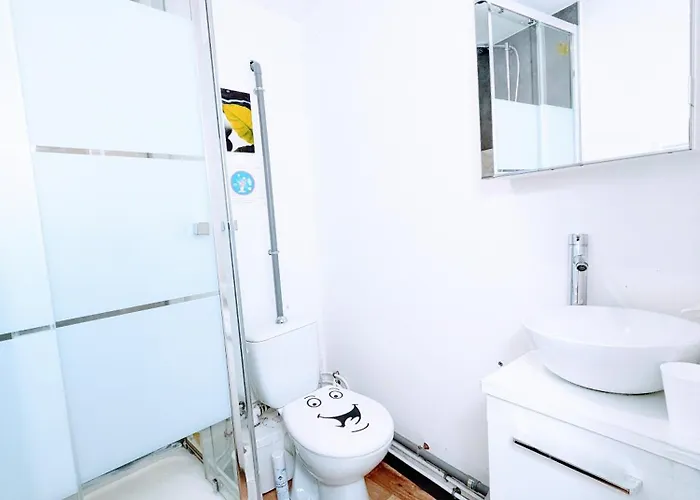 Centre: Private Comforts, Shared Kitchen & Hall Proximity Homestay